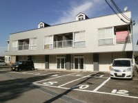敷金・礼金なし
市民病院・スーパーまで80m 白い格子窓がオシャレです♪