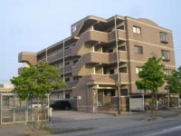 サンルーム付角部屋。融雪付駐車場。南向きで明るく眺めの良いお部屋です。
ローカウンター付なのでリビングがさらに広く感じられます。