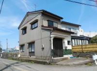 スーパーまで徒歩5分♪エアコン4台あり(うち残置物3台)。駐車場1台込み(小型車のみ)♪前面道路融雪あり。
