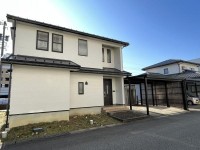 ファボーレ駐車場隣接!の戸建て貸家です♪ 1坪浴室 ACリビング1台付
車2台分のカーポート付 2018年10月にリフォーム済