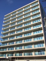 富山内線安野屋停徒歩2分、車なら東西南北移動に便利。 立体駐車場空きあり(長さ4.8m、巾1.85m、高さ1.8mまで)1Fにはコンビニがあり便利です。平置きPは空き要確認。