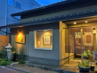 コメント 大通りに面した蕎麦店居抜き物件です。
厨房設備・什器・小上がり座卓・テーブル・椅子・エアコン3基(ビルトイン1，壁付2)、トイレ等すべて残置物ですが、そのままお使いになれます。
入居にあたり不要なものは撤去可能。
店舗裏に駐車場9台分あり(税込65,000円)　※近隣Ｐ借りる際は一括。