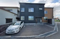 コメント ネット無料の築浅最上階角部屋♪オートロック・防犯カメラ・TVモニターホンで防犯対策◎
南富山駅徒歩3分以内で、中心部や駅周辺への移動に便利。
周辺には商業施設が多く生活しやすい環境です。